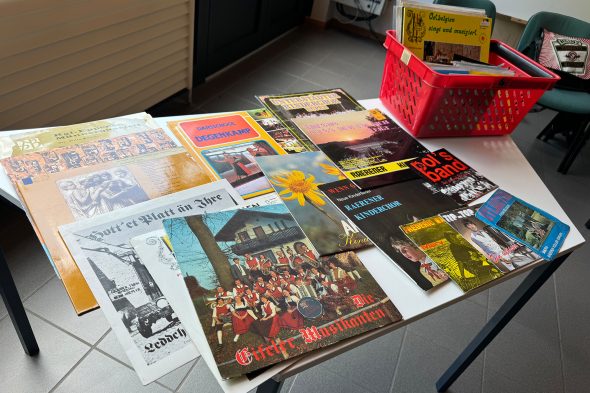 Norbert Niessen, begeisterter Schallplattensammler aus Bütgenbach, hat eine bunte Auswahl ostbelgischer Schallplatten zusammengetragen und mitgebracht zur Eröffnung der Ausstellung im BRF