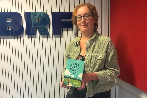 Autorin Carla Capellmann im BRF-Studio mit ihrem Buch "Über Stock und Mörderstein" in den Händen