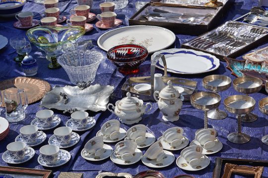 Altes Kaffeeservice und mehr auf Flohmarkttisch