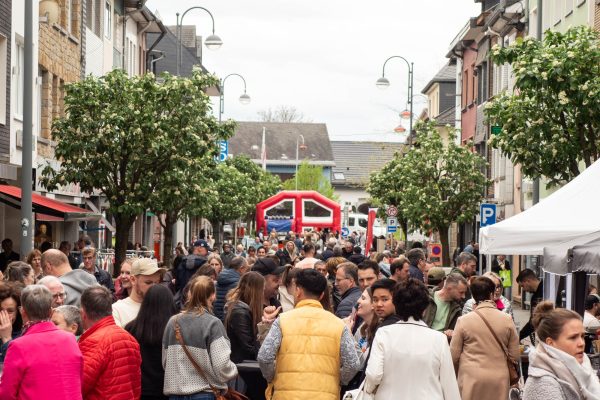 Besucher beim Frühlingsfest in St. Vith