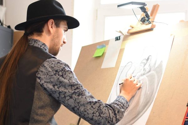 Simon Wüllenweber beim Porträtzeichnen