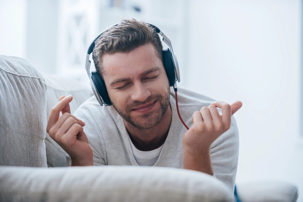 Mann mit Kopfhörer hört Musik