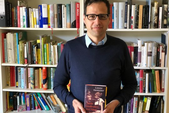 Buchautor Lorenz Hemicker präsentiert sein Buch "Mein Großvater, der Täter"