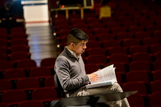 Tayner Dafur-Díaz bei einer Probe zu "Don Pasquale"