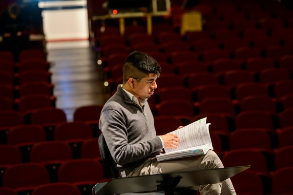 Tayner Dafur-Díaz bei einer Probe zu "Don Pasquale"