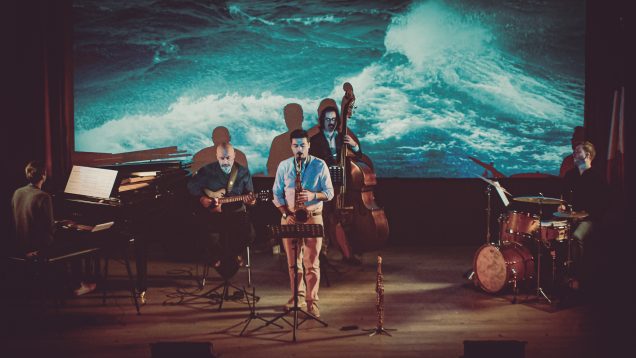 Die Band The Jazz Sailor während eines Konzerts auf der Bühne