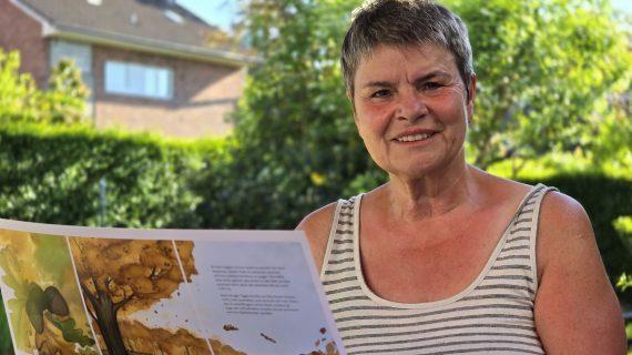 Ursula Dahmen mit den Skizzen zu ihrem Buch