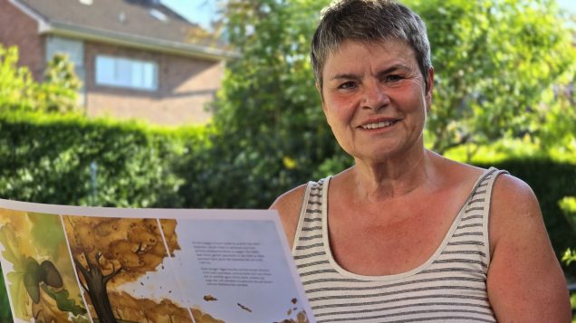 Ursula Dahmen mit den Skizzen zu ihrem Buch