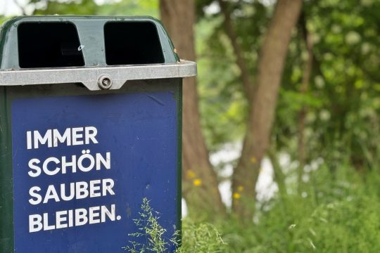 ... Mülleimer mit lustiger Beschriftung entdeckt ...