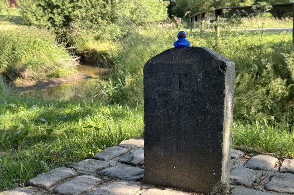 Funki auf dem Grenzstein zwischen Grüfflingen und Cormbach