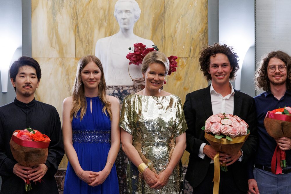 Der Zweitplatzierte Wataru Hisasue, Prinzessin Eleonore, Königin Mathilde, Sieger Nikola Meeuwsen und der Drittplatzierte Valère Burnon (v.l.n.r.)