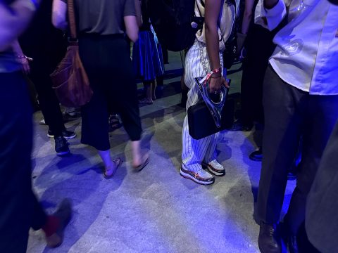 Philo Tsoungui mit der Deutschen-Jazzpreis-Trophäe - ihrem neuen Schlaginstrument