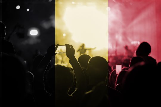 Live-Musik-Konzert mit belgischer Flagge auf Fans