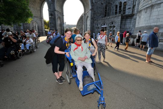 Magalie De Bruecker und Elina Despineux mit ihrem "Fahrgast" Frau Hoffmann