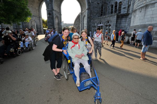 Magalie De Bruecker und Elina Despineux mit ihrem "Fahrgast" Frau Hoffmann
