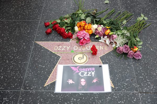 Blumen an Ozzy Osbournes Stern auf dem Walk of Fame in Hollowood