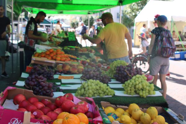 Gemüsestand auf einem Sommermarkt (Bild: Annika Cathrin Albrecht/BRF)