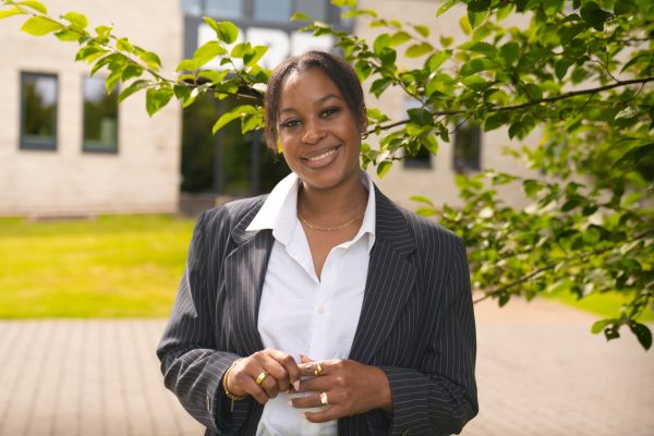 Sarah Makiadi Kisonga vor dem BRF-Funkhaus