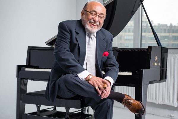 Der Pianist Eddie Palmieri vor seinem Flügel