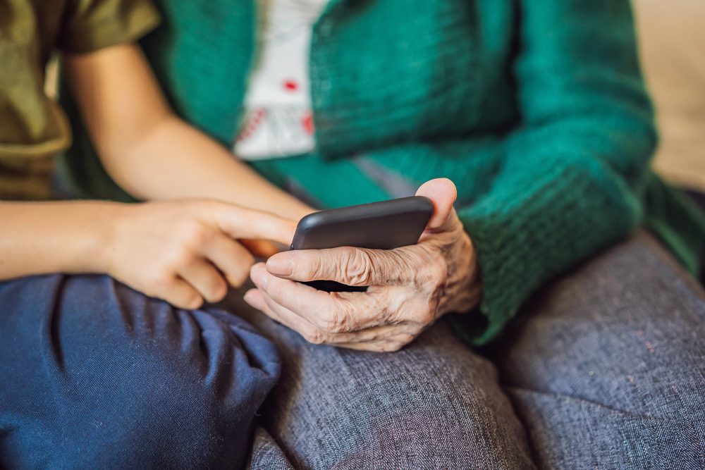 Enkelin erklärt Oma das Smartphone