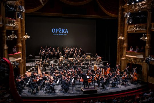 Orchester auf der Bühne der Lütticher Oper