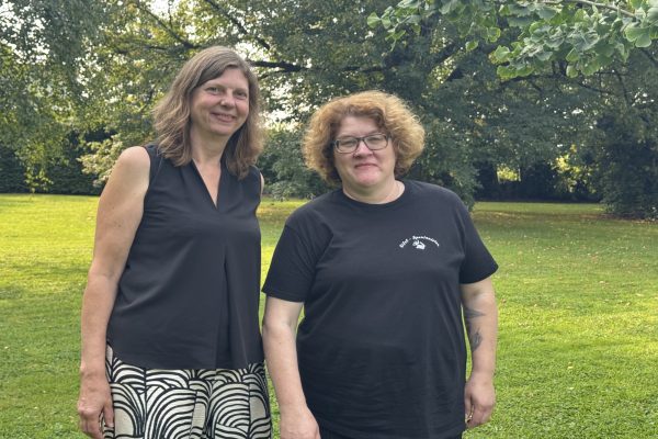 Künstlerin Christa Wintgens (links) und Improtheater-Leiterin Carmen Backes