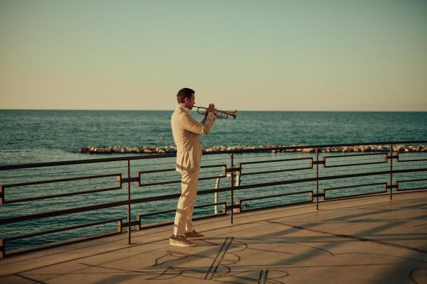 Till Brönner mit seiner Trompete vor malerischer Meereskulisse