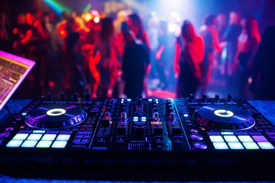 DJ-Mischpult in einem Club