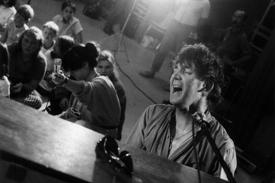 Jacques Higelin singend am Piano