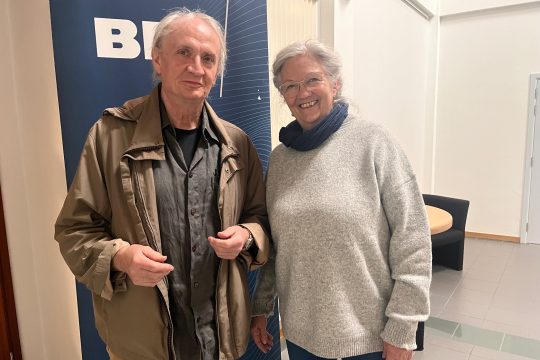Günther Buschmann und Maria Hermanns posieren für ein Foto im BRF-Funkhaus