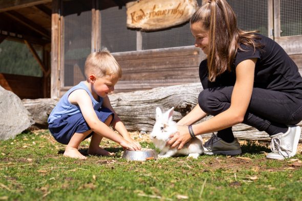 Kind und Kaninchen