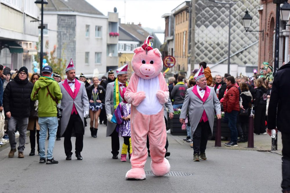 Mensch mit Küsch-Kostüm und