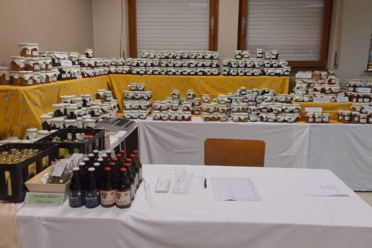 Marmeladenverkauf bei der Missionsausstellung im Pfarrheim Eupen