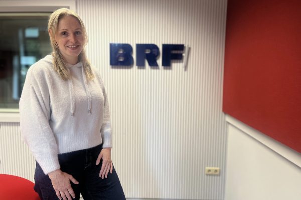 Sarah Königs von der Freien Krankenkasse im BRF-Aufnahmestudio