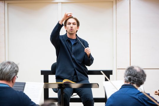 Maestro Sieva Borzak dirigiert