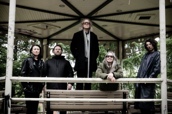 Die fünf Mitglieder von The Besnard Lakes stehen in einem Pavillon und schauen in die Kamera