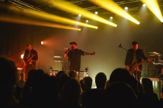 Ykons bei ihrer Ostbelgien-Premiere (Bild: Mirsamir Salahov/BRF)