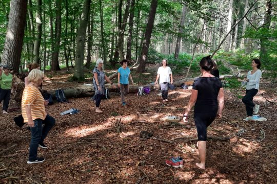 Indigenes Yoga im Wald am KuKuK