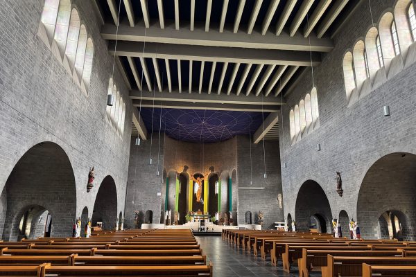 Innenraum der Pfarrkirche St. Vitus