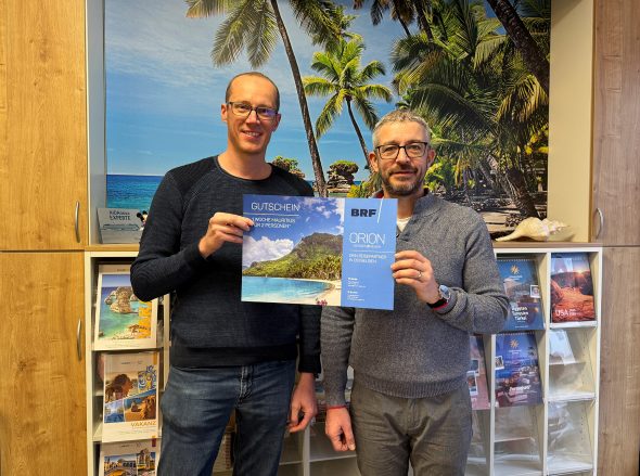 Gewinner BRF-Silvestergewinnspiel Fabian (l) mit David Bocher, Geschäftsführer von Orion Reisen (r)