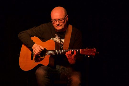 Jacques Stotzem mit seiner Gitarre