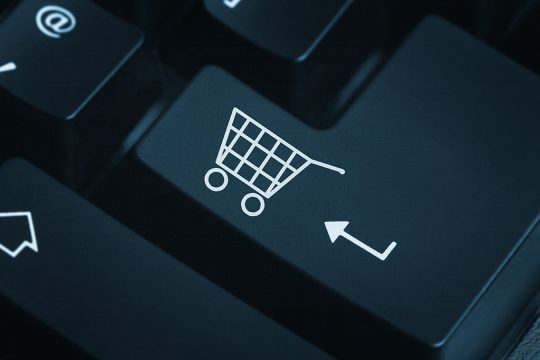 Online-Shopping - Logo auf einer Computertastatur
