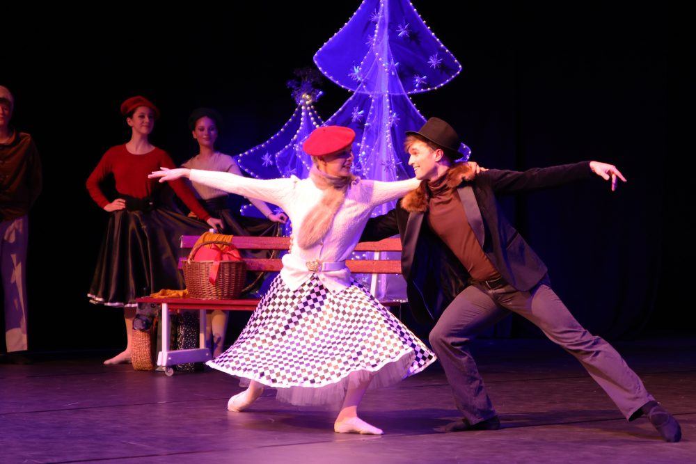 Ein junger Mann und eine junge Frau tanzen miteinander