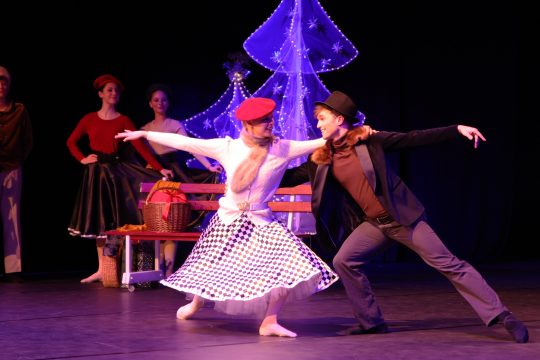 Ein junger Mann und eine junge Frau tanzen miteinander