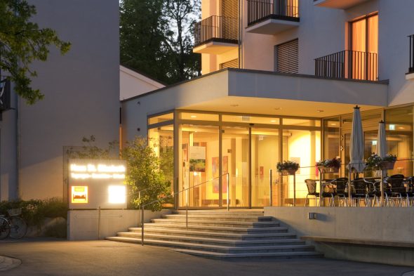 Kloster Hegne Haupteingang St. Elisabeth bei Nacht