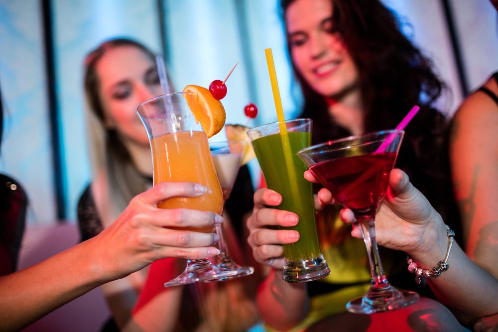 Freundinnen trinken Mocktails