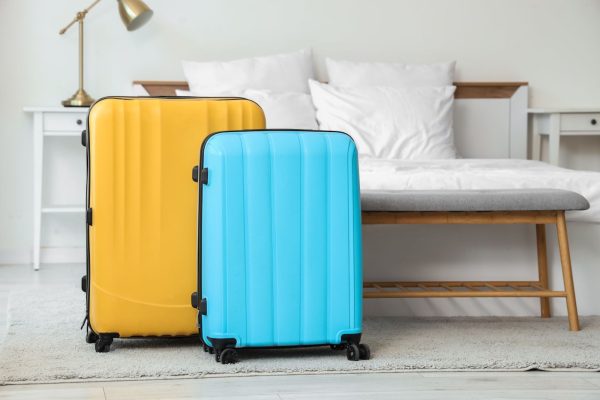 Reisekoffer in einem Hotelzimmer