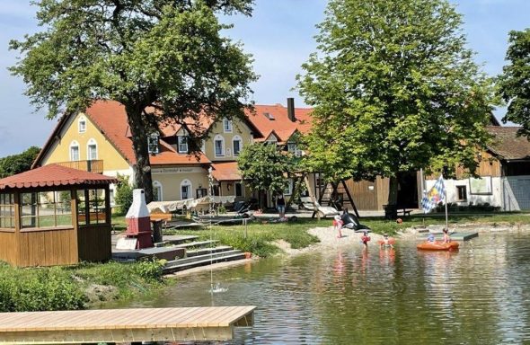 Außenansicht mit Weiher
