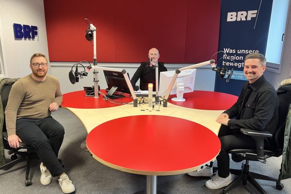 Die Initiatoren Marco und Kevin Krickel von Krickel & Vrönde im Studio mit Moderator Andreas Ryll