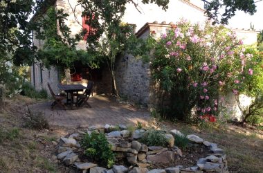 Pergola mit Kräuterspirale